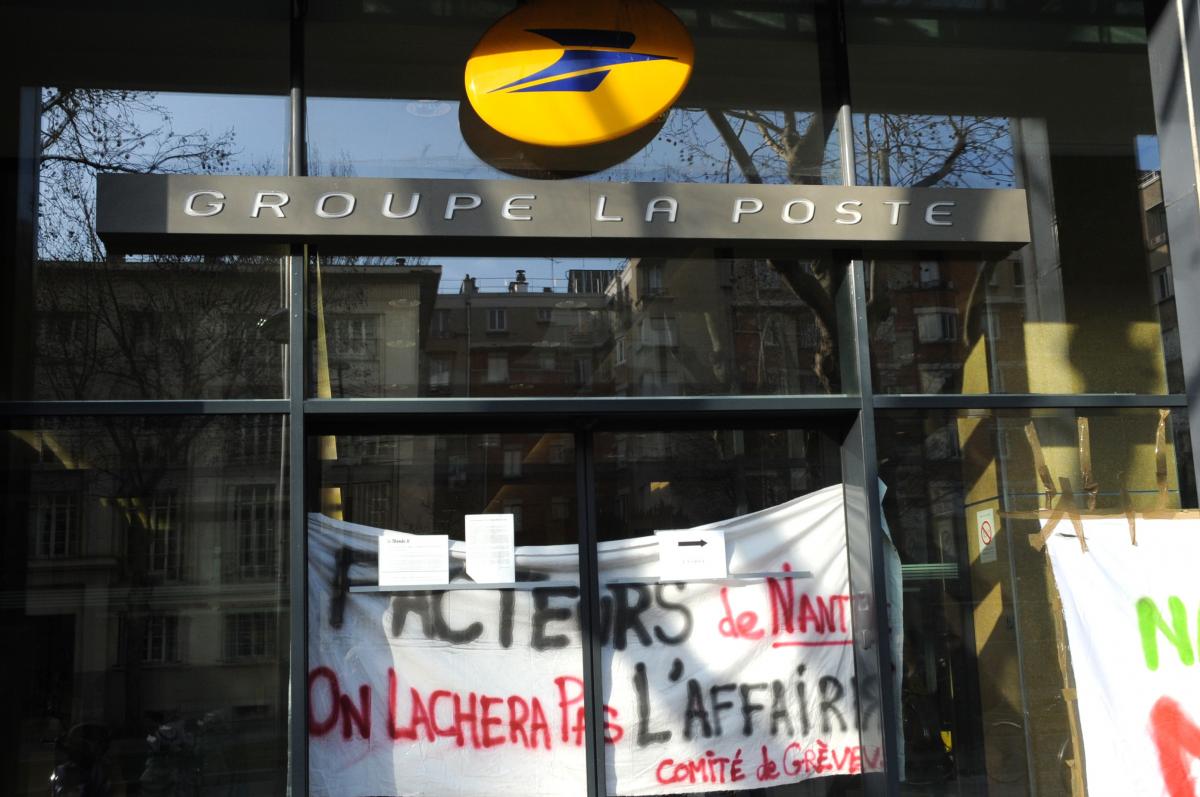 Occupation de la direction nationale de courrier de la Poste