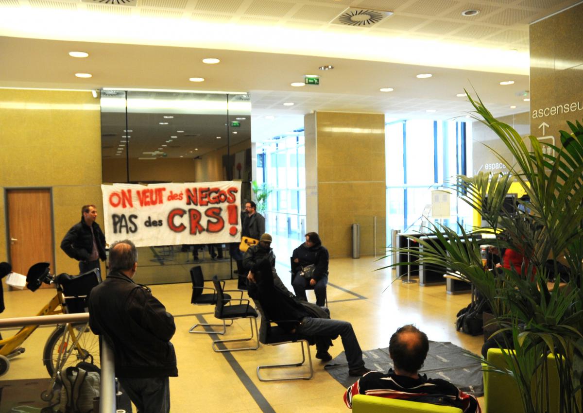 Occupation Hall de la direction nationale de courrier de la Poste
