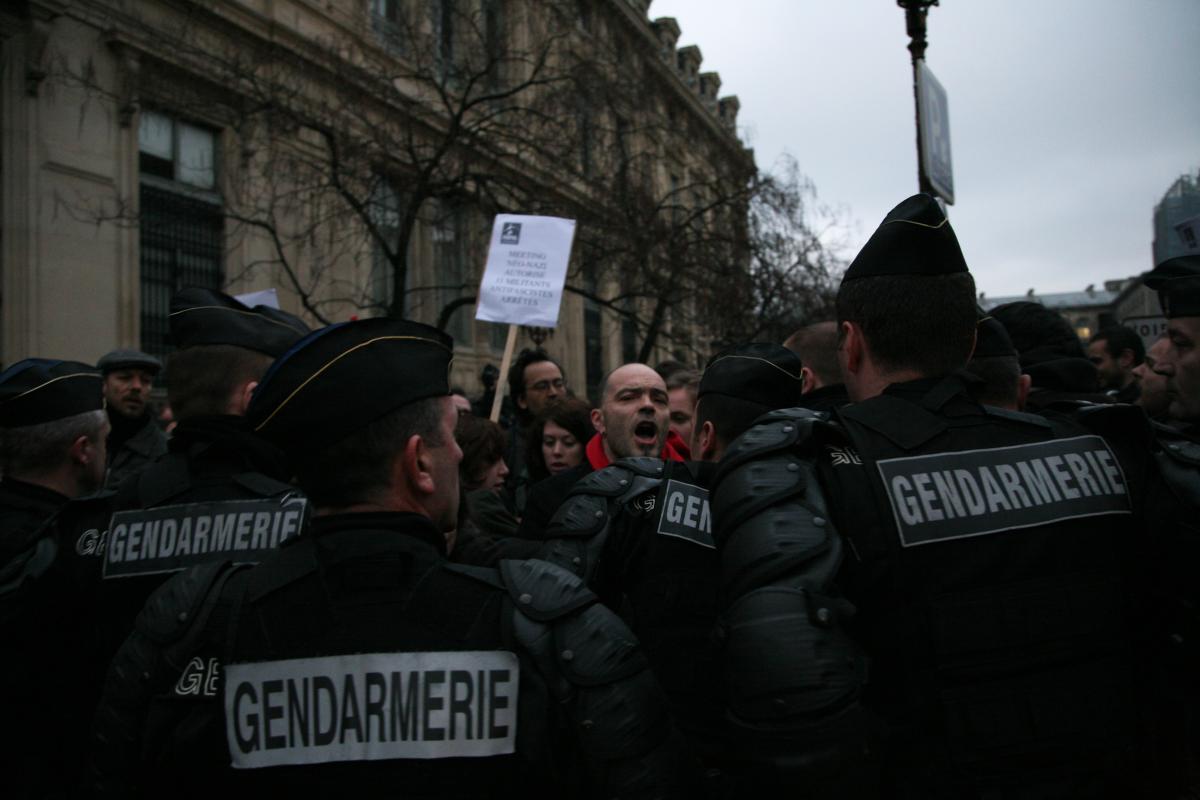 Le rassemblement encercle.