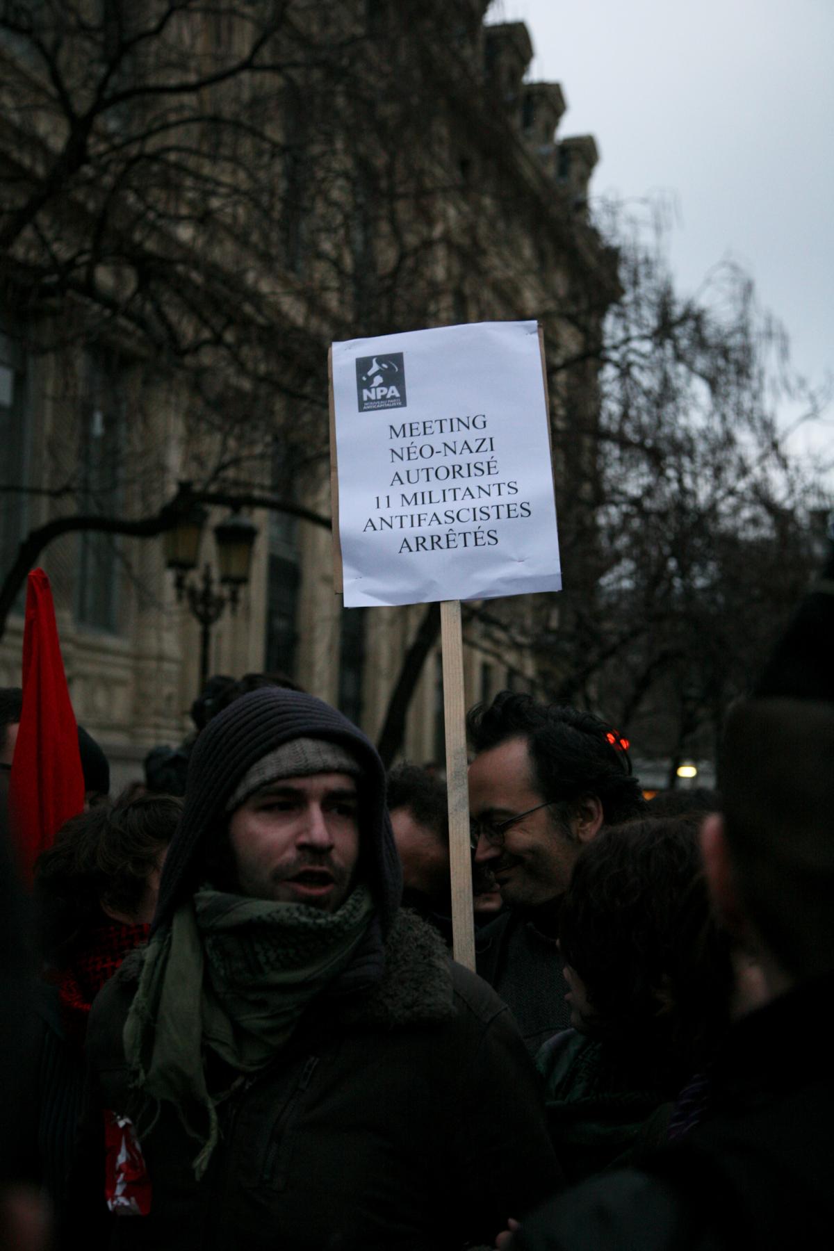 Le rassemblement encercle.
