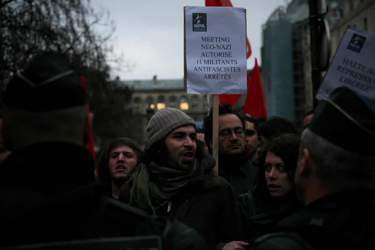 Le rassemblement encercle.