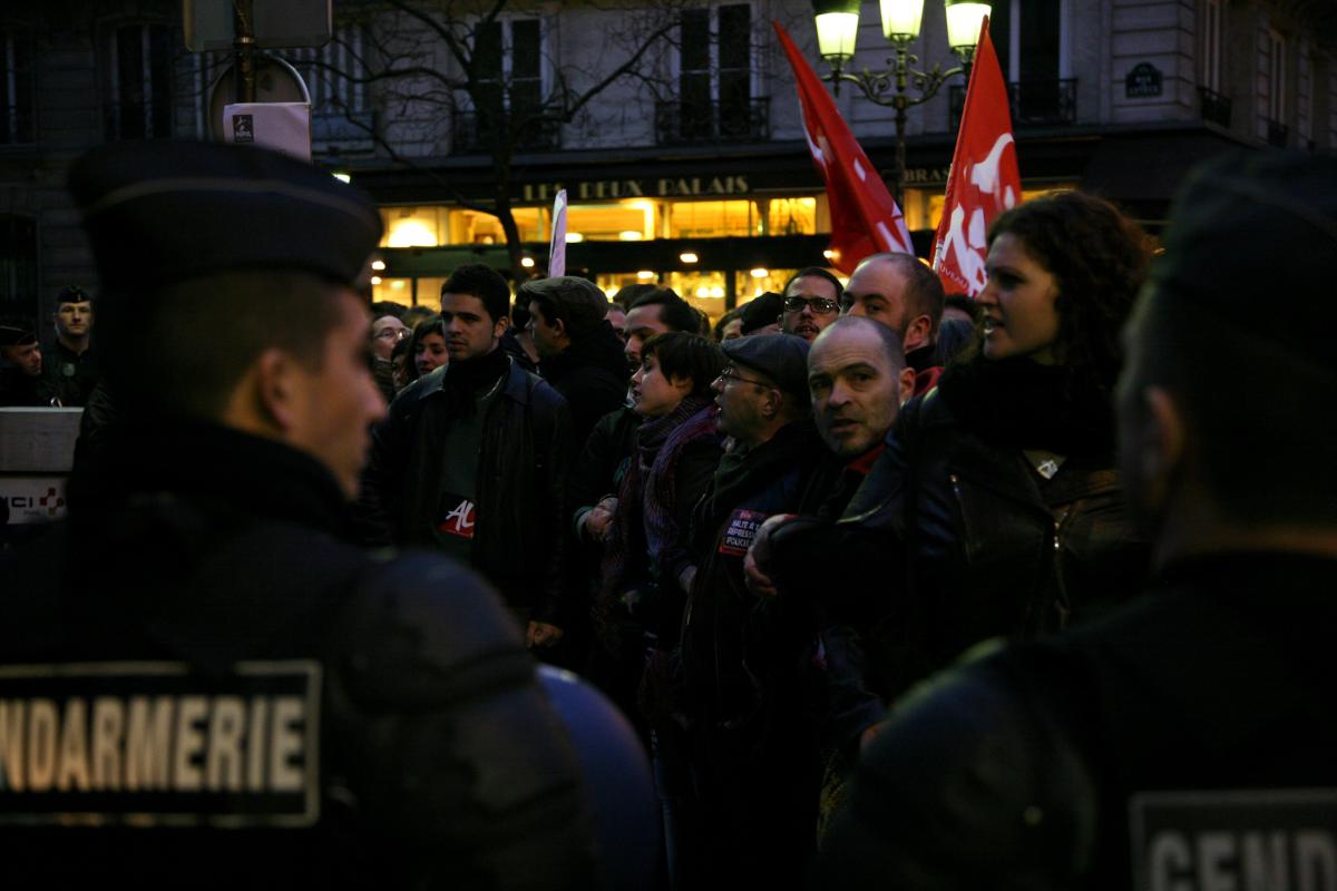 Le rassemblement encercle.