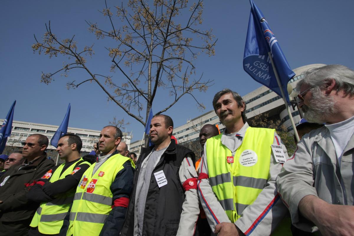 Salariés de PSA sur fond de ministère