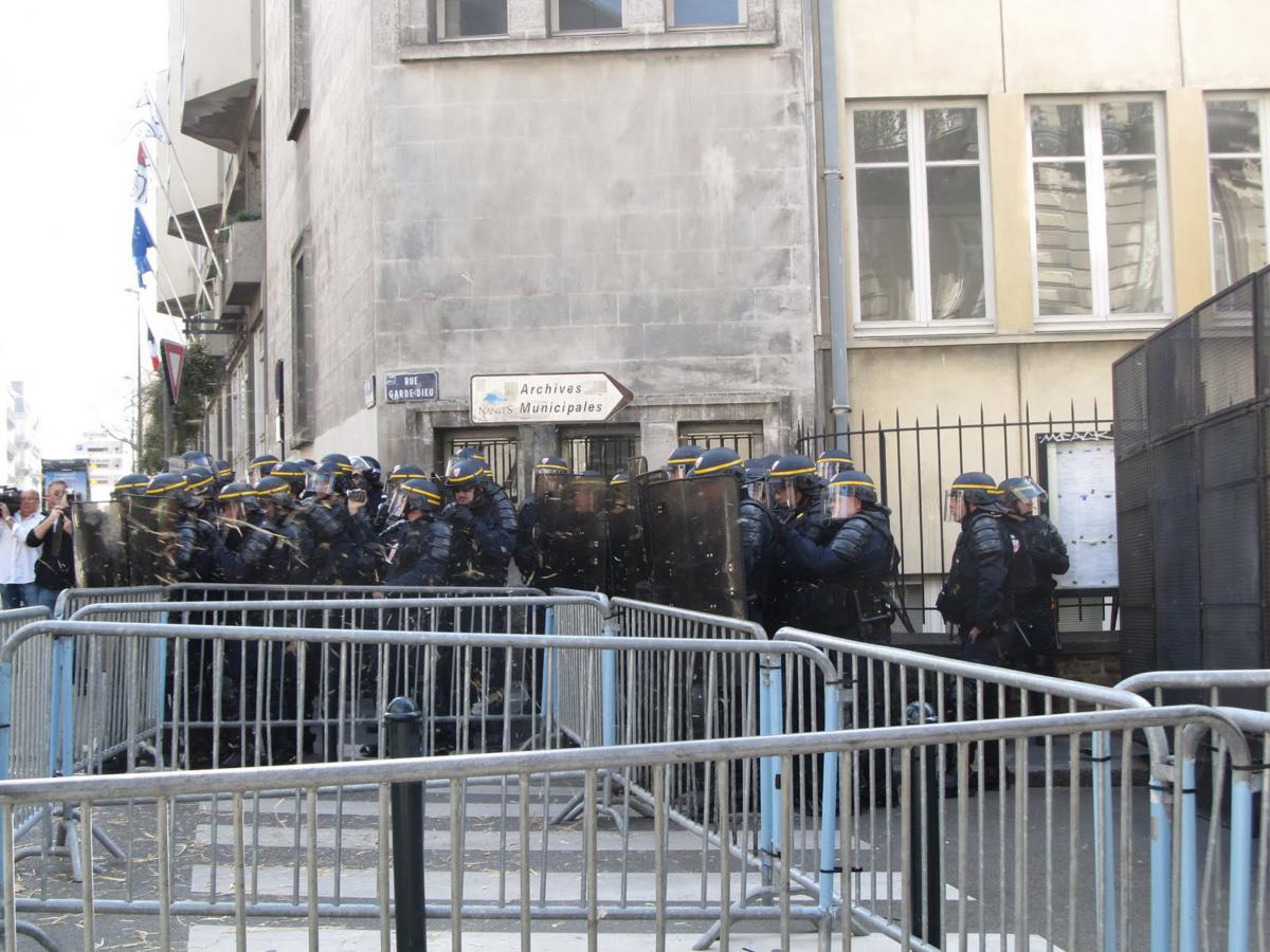 La police bloque les accès de la préfecture