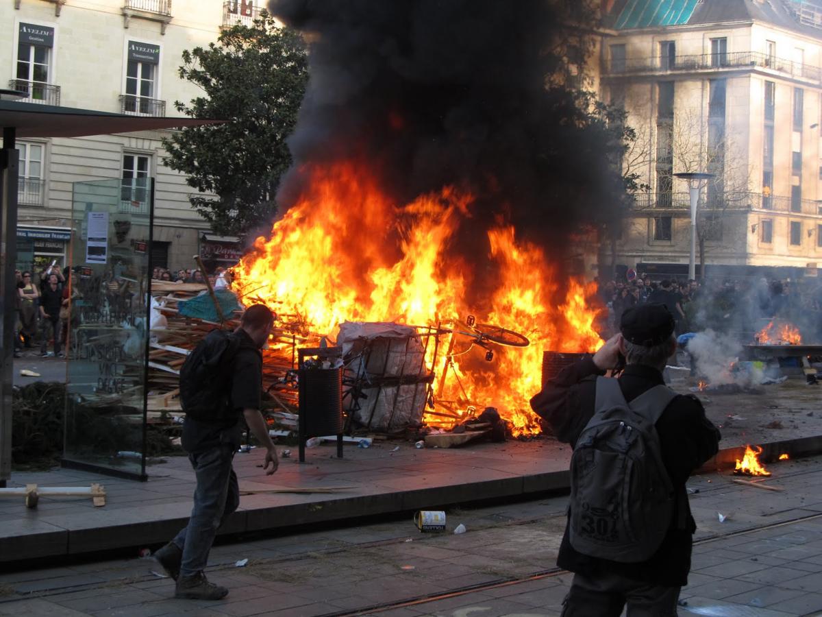 Un feu allumé devant la police