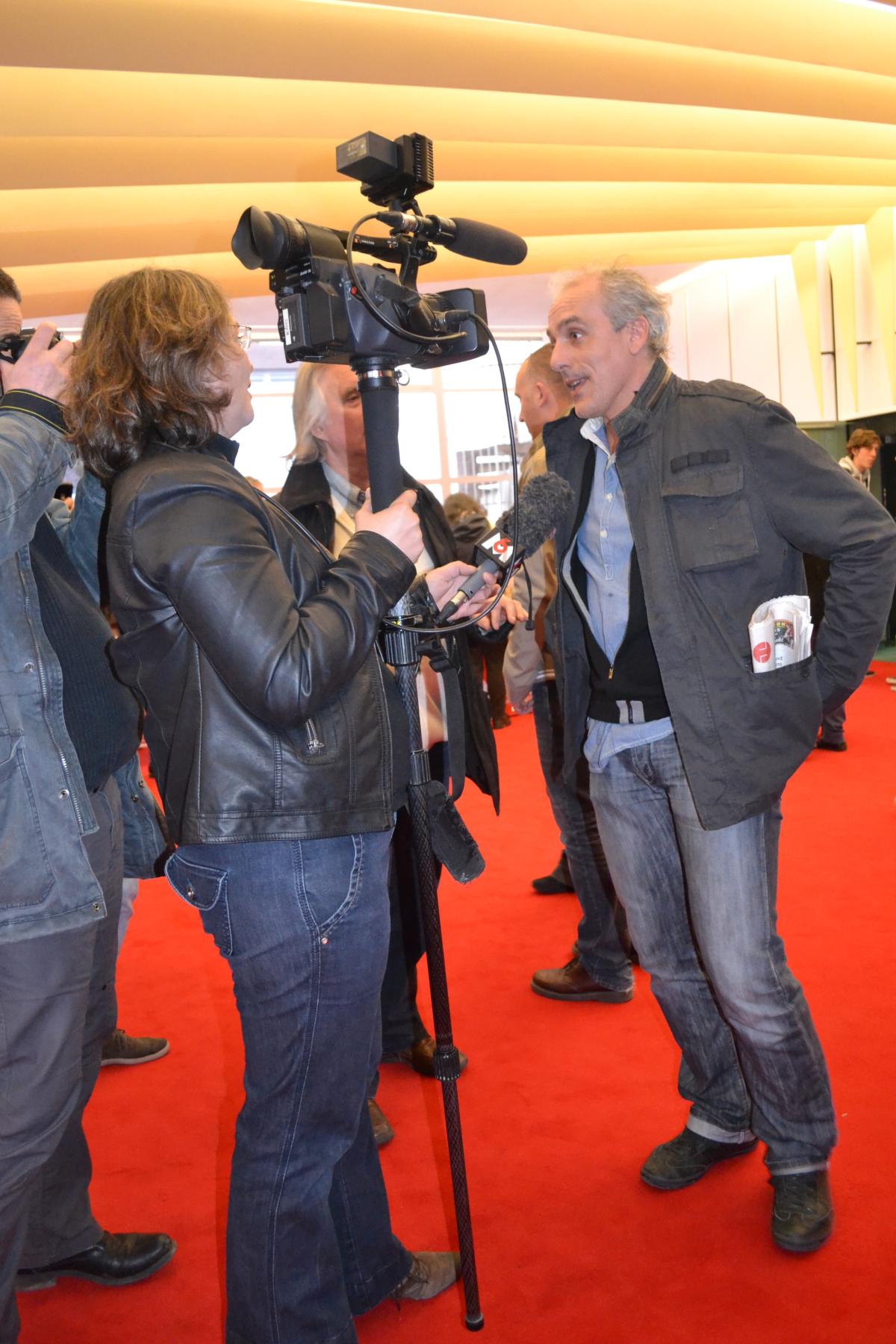 Philippe Poutou devant les caméras