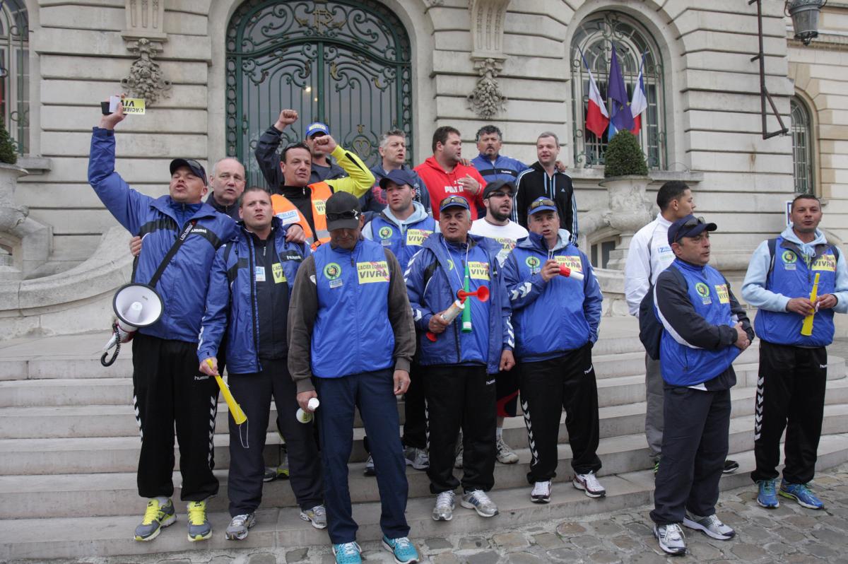 Devant la mairie de Meaux. Copé ne les a pas reçu.