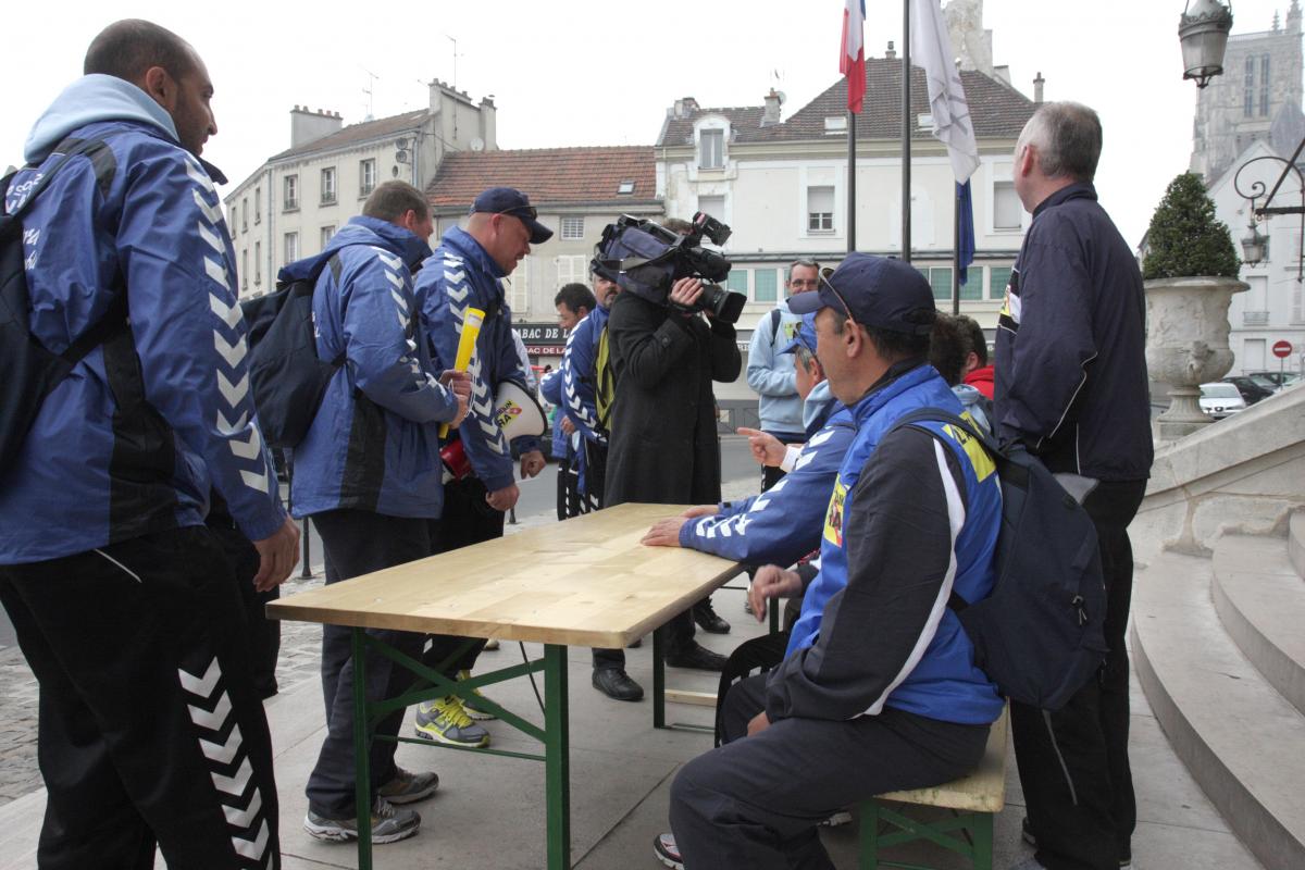 Une table est installée devant la mairie. Copé du café!