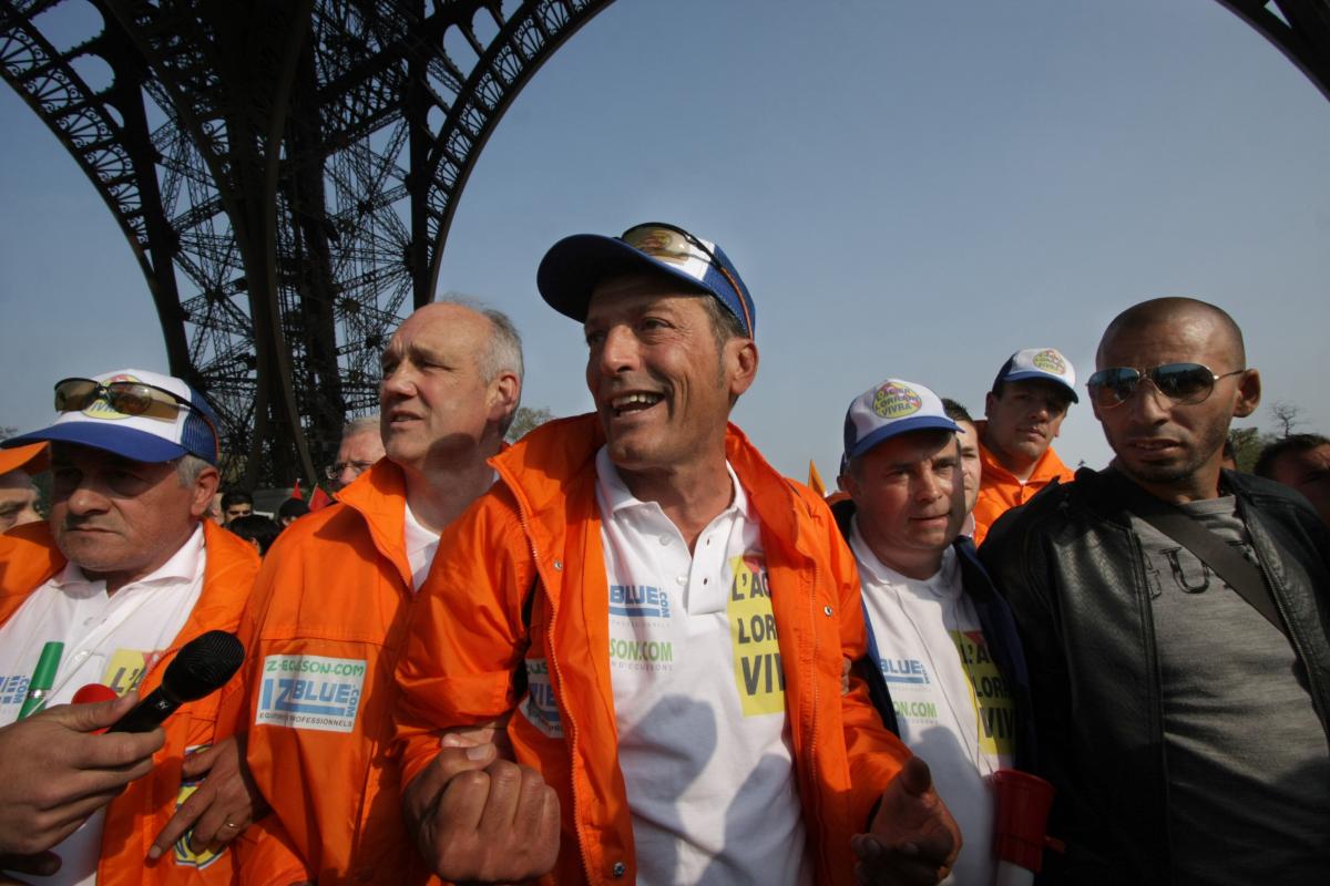 Les marcheurs sous la Tour Eiffel. Edouard Martin interviewé.