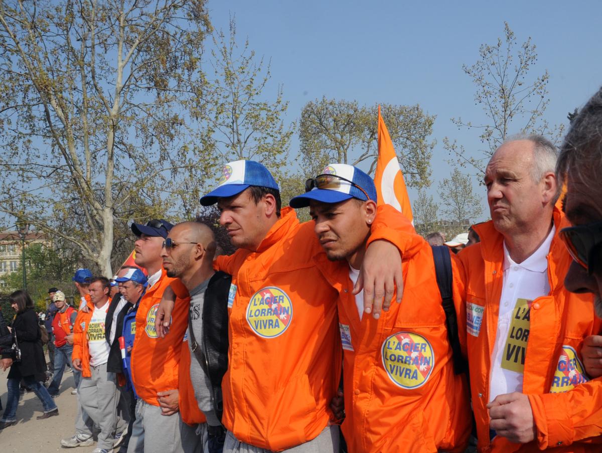 marcheurs sidérurgistes d'Arcélor Mittal au champs de mars de Paris