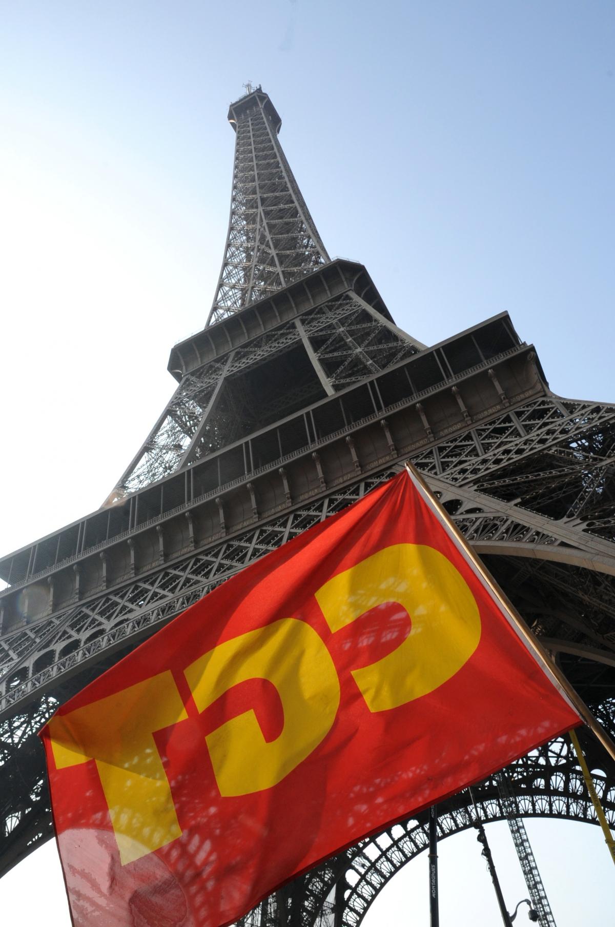 Drapeau Cgt sous la tour Eiffel