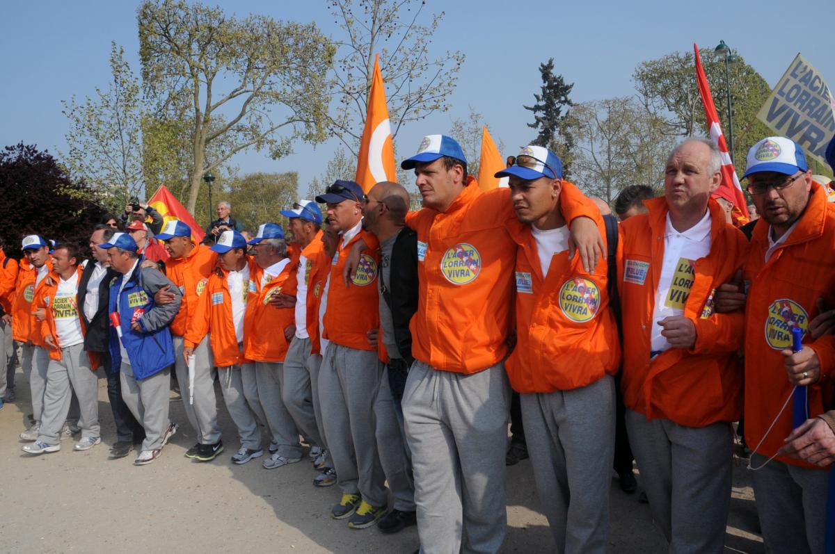 marcheurs sidérurgistes d'Arcélor Mittal au champs de mars de Paris