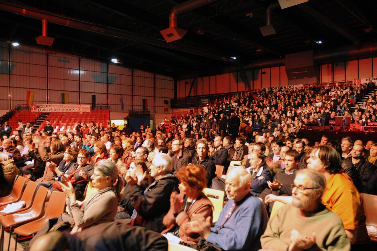 salle Meeting Paris Aux capitalistes de payer leurs crises!