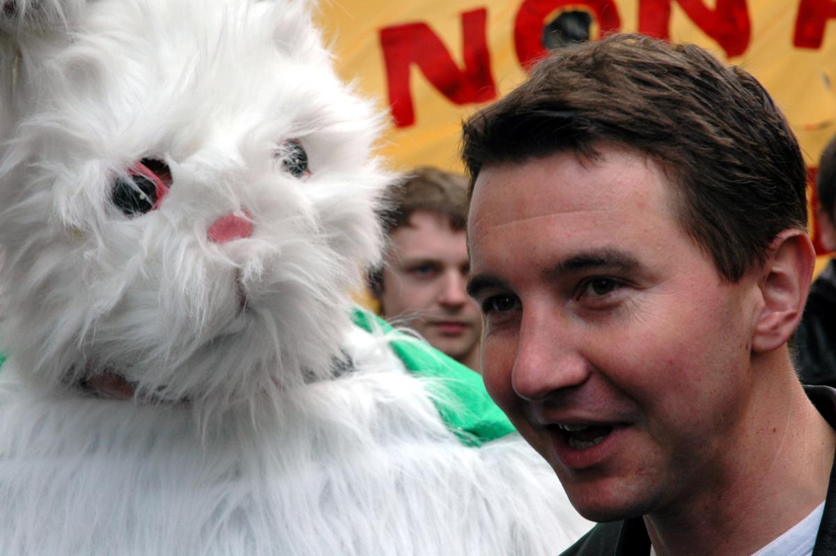 Olivier Besancenot auprès d'un manifestant déguisé en souris