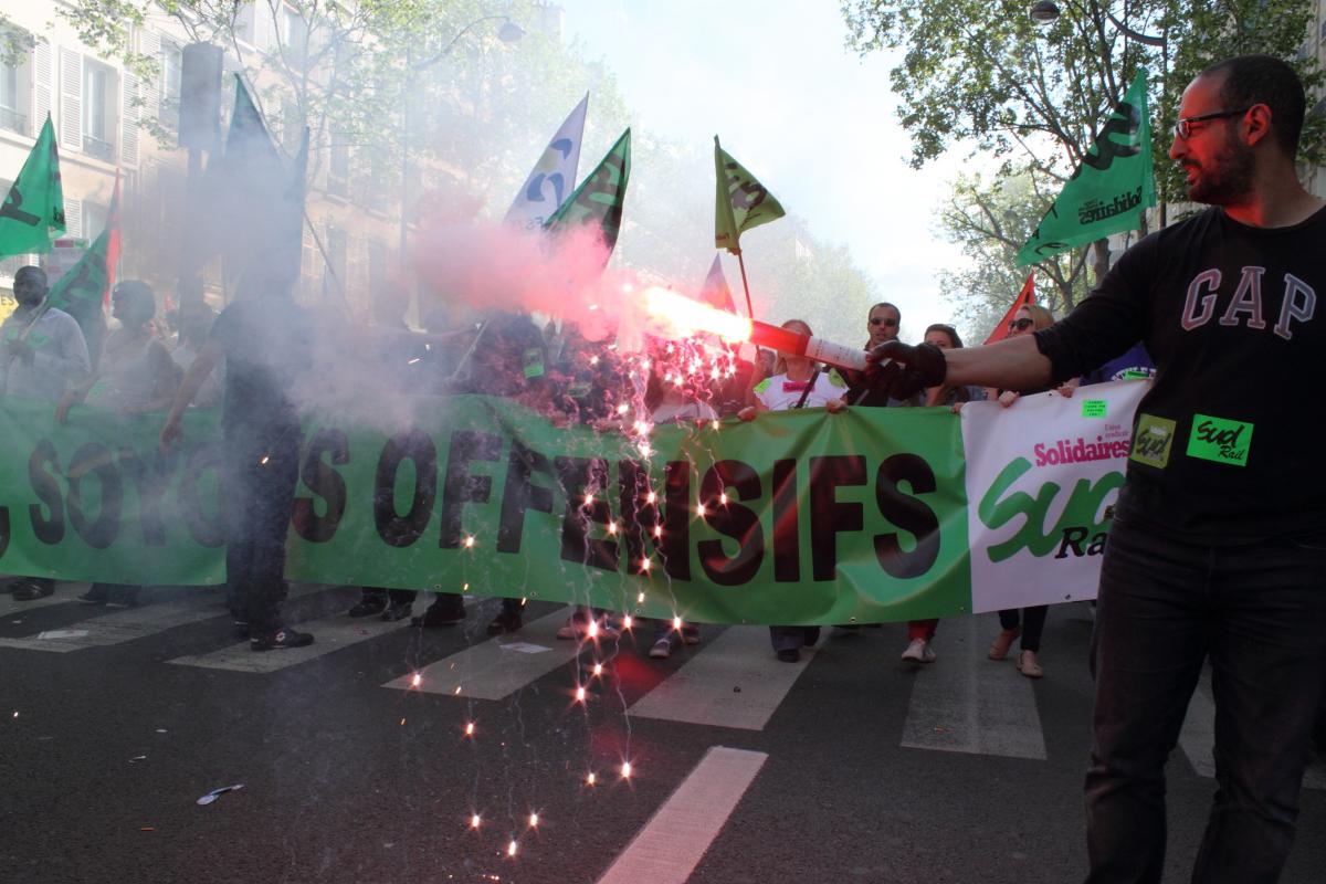 Cortège SUD rail fumigène