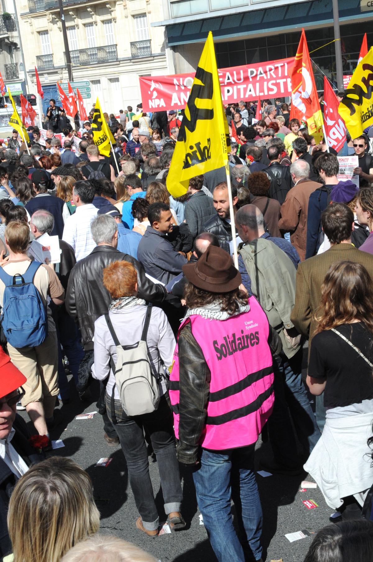 défilé Sud devant point fixe du Npa