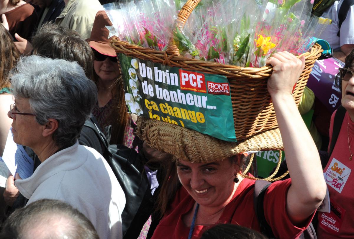 Vente de muguet du 1er Mai par militante du front de gauche