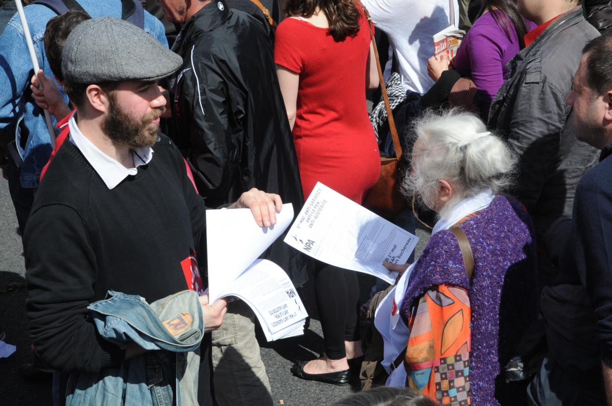 Diffuseur du tract Npa du 1er Mai
