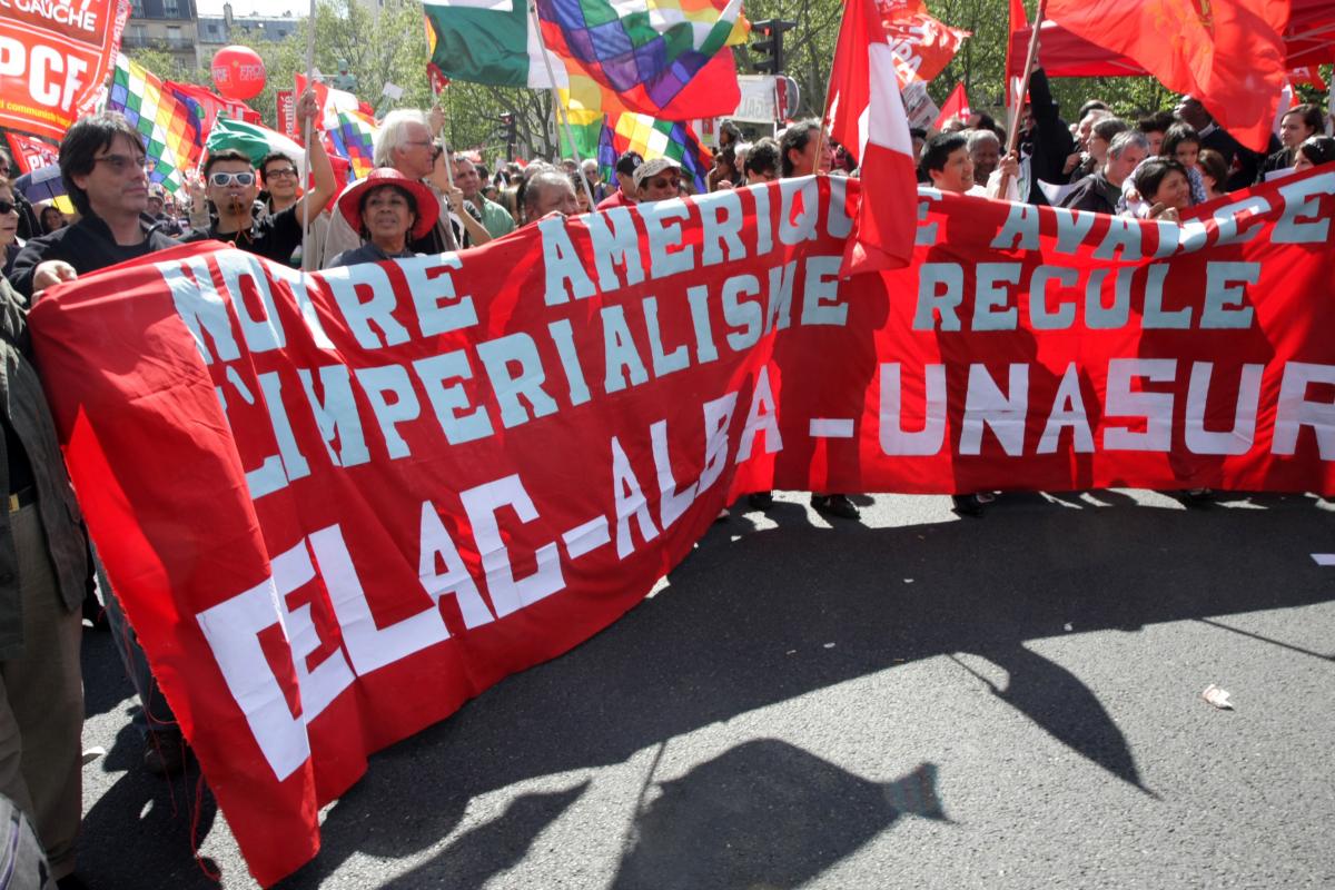 Banderole du cortège des Latino-américains regroupés derrière le CELAC-ALBA-UNASUR