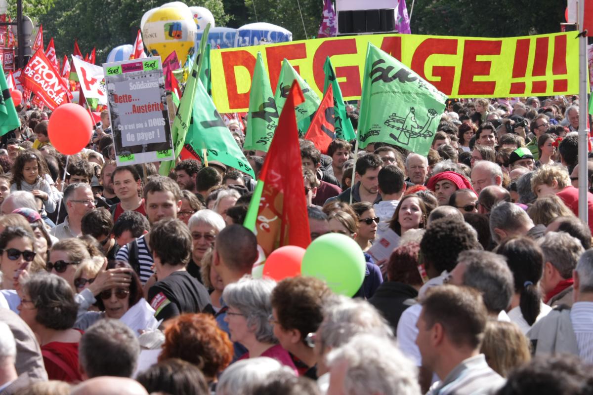 La manifestation avec banderole Dégage