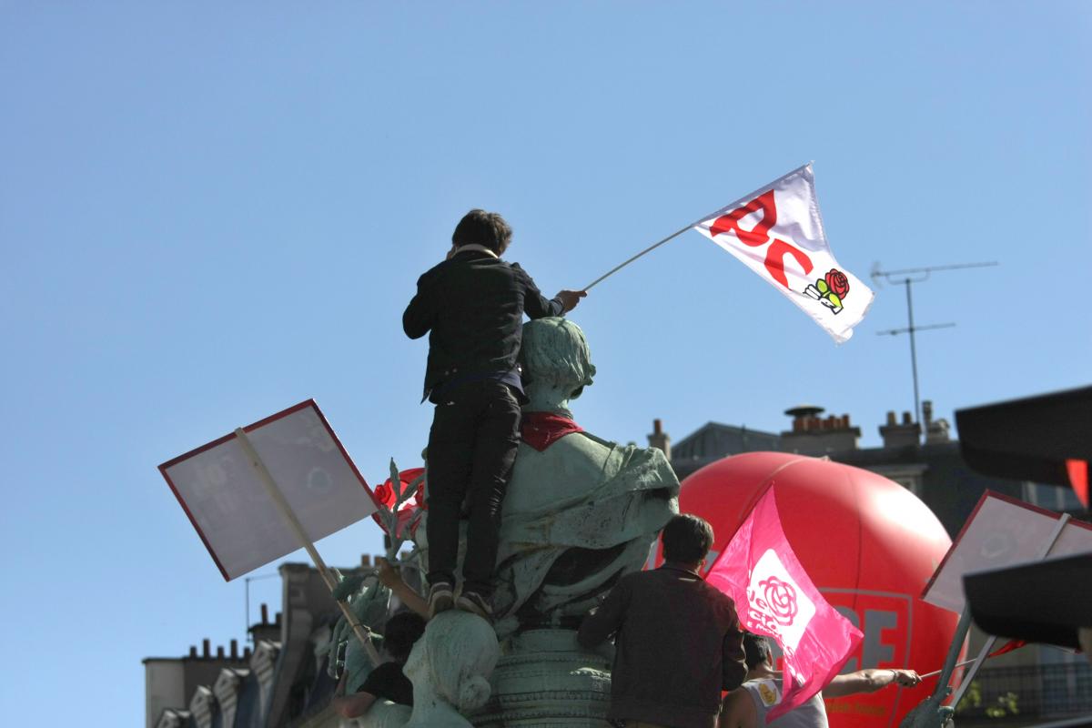 supporter PS avec drapeau monté sur la statue