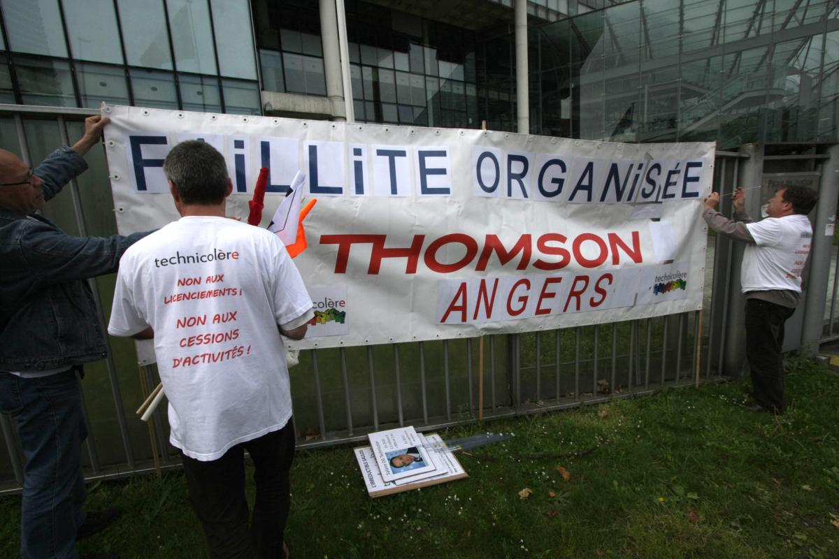 Banderole fixée sur la grille du tribunal