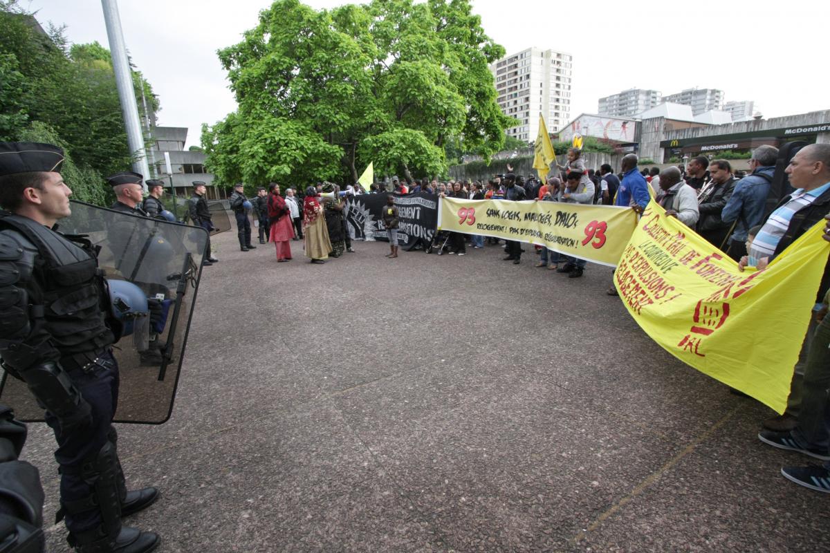 La manifestation sur l'esplanade face à la police