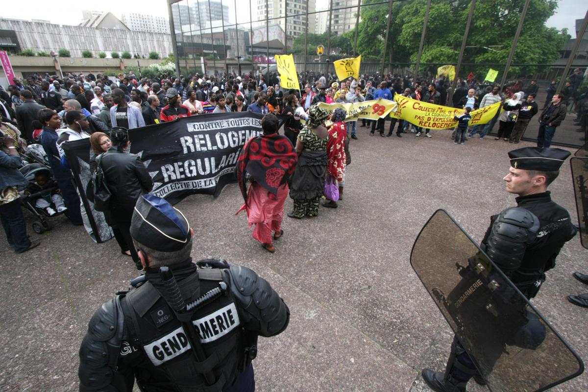 La manifestation sur l'esplanade face à la police