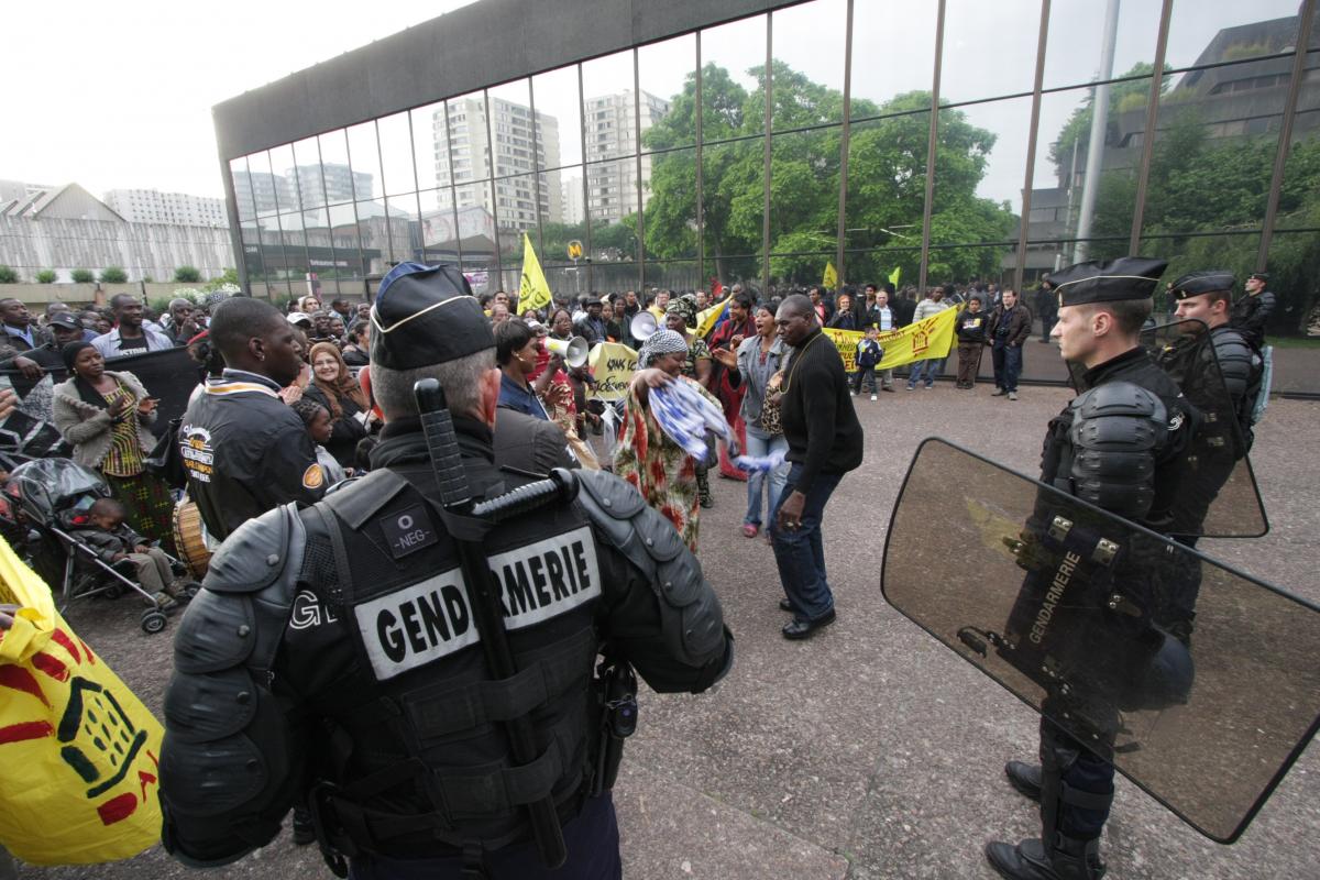 La manifestation sur l'esplanade face à la police
