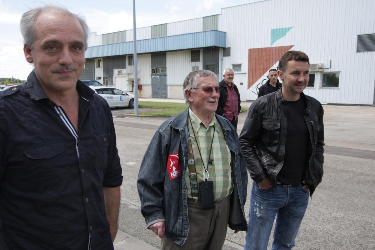 Philippe Poutou et Olivier Besancenot devant le site de Sodi Médical