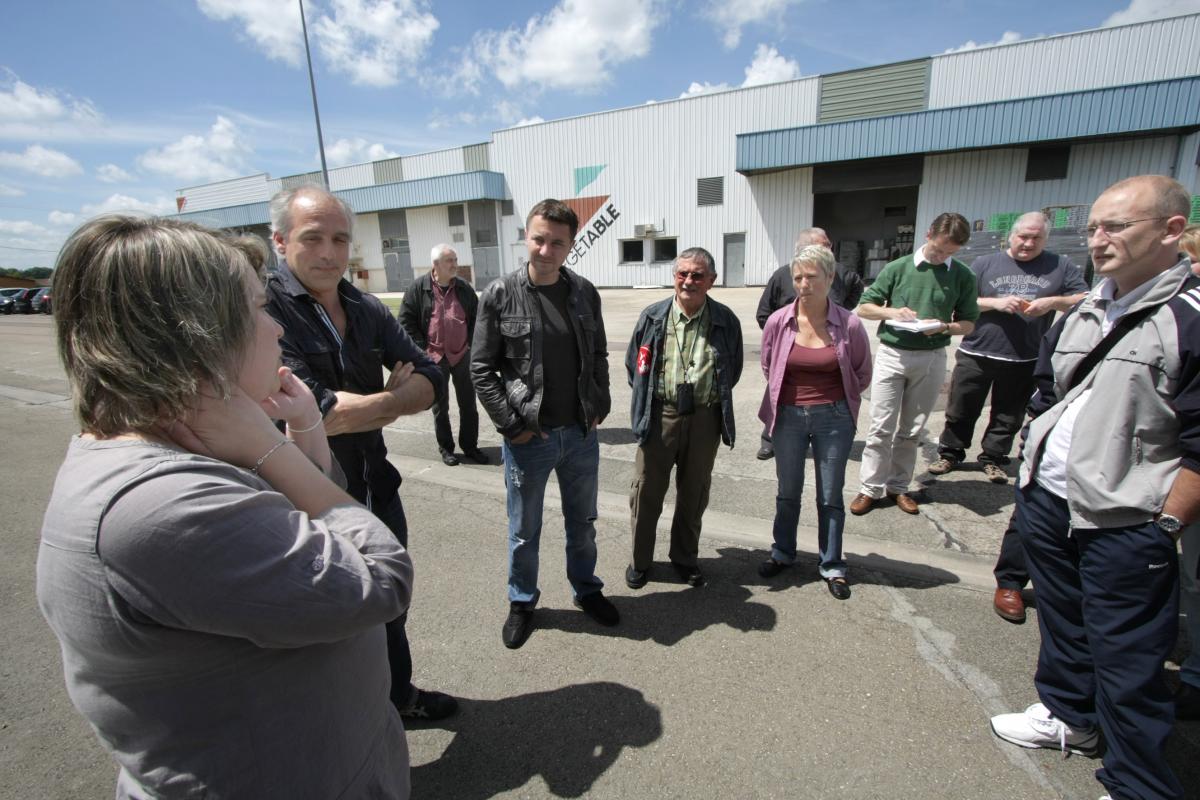 Philippe Poutou et Olivier Besancenot devant le site de Sodi Médical