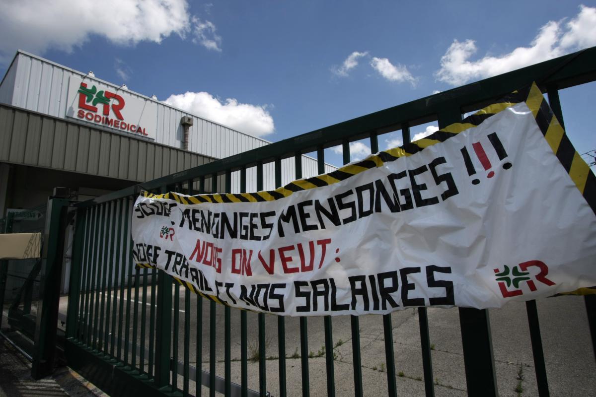 banderole sur la grille On veut notre travail nos salaires