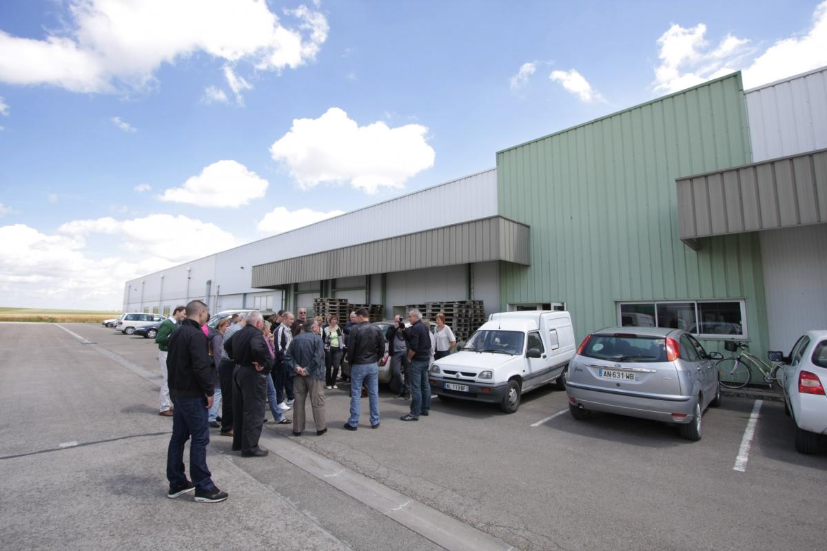 Regroupement devant l'usine