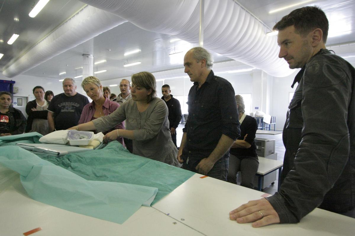 Présentation de la production de l'usine: matériels pour les blocs chirurgicaux