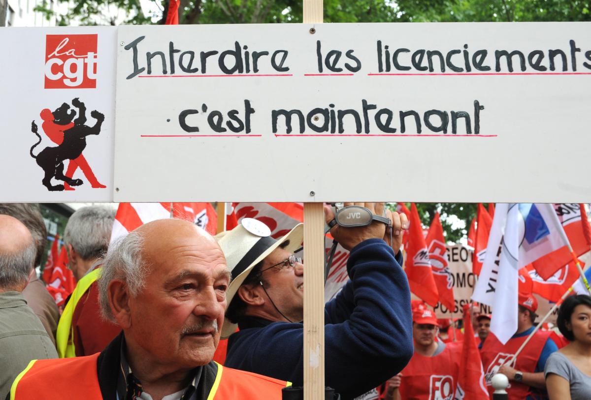 Militant Cgt avec pancarte interdire les licenciements c'est pour maintenant