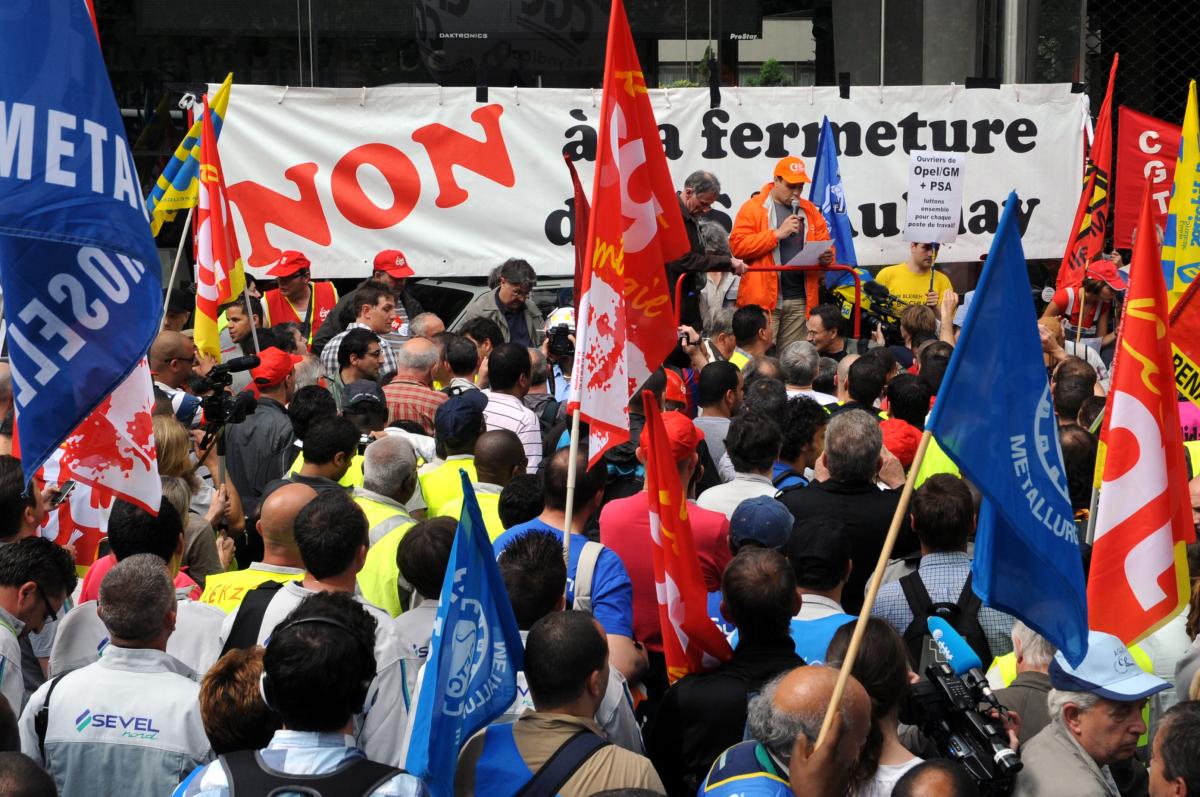 Rassemblement syndical de l'automobile au siège de PSA