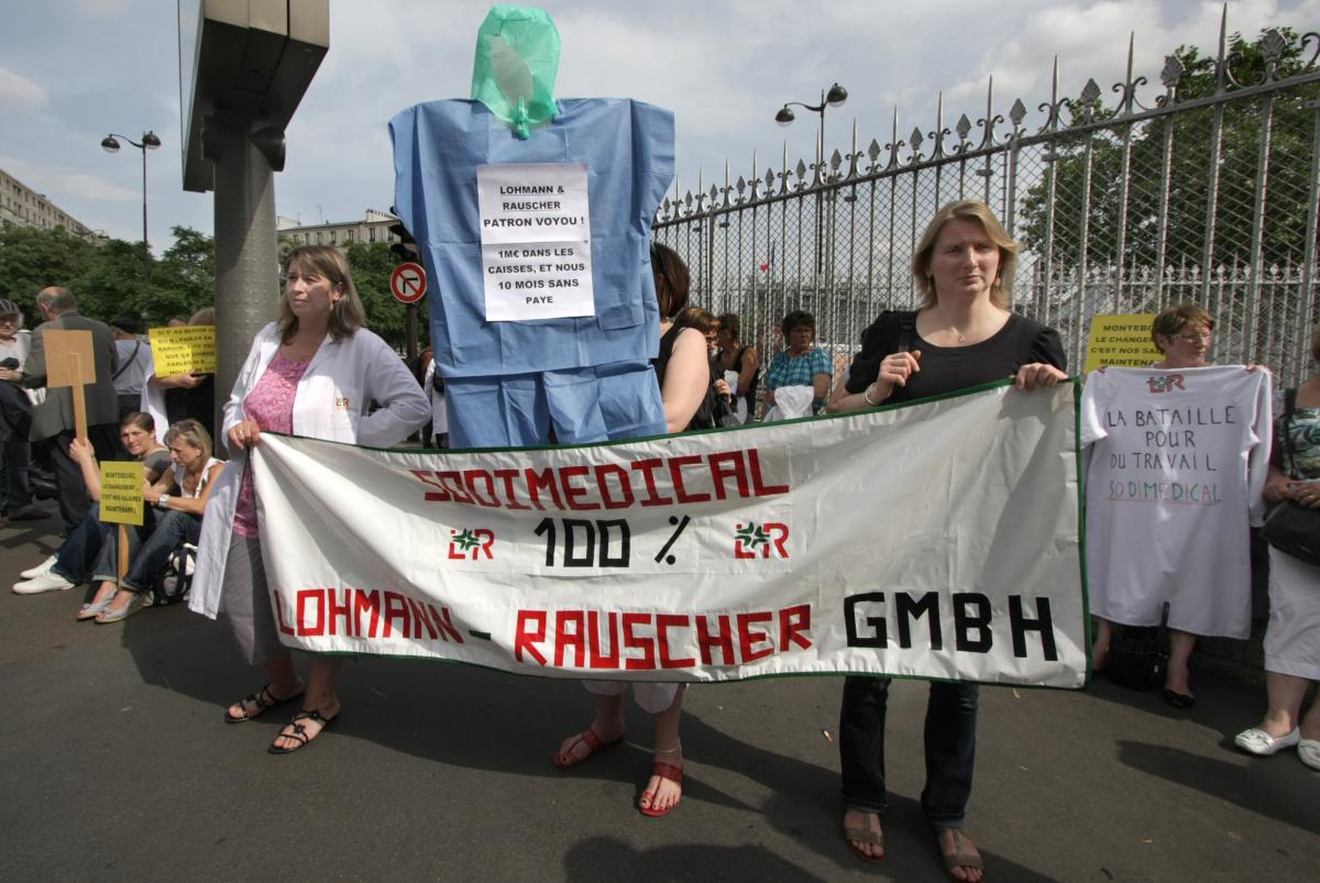 Rassemblement devant le ministère