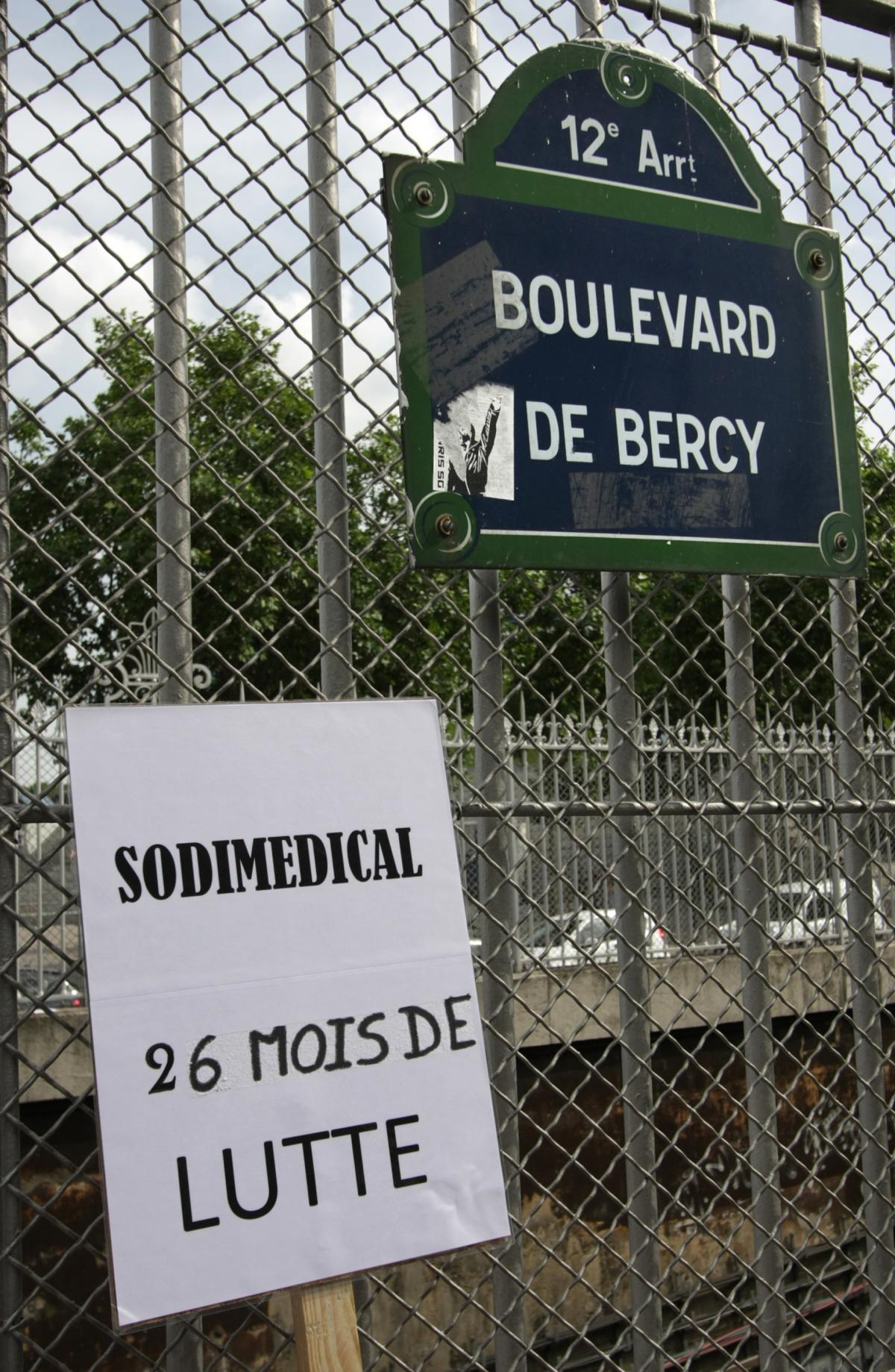 Pancarte Sodi Médical 26 mois de lutte boulevard de Bercy