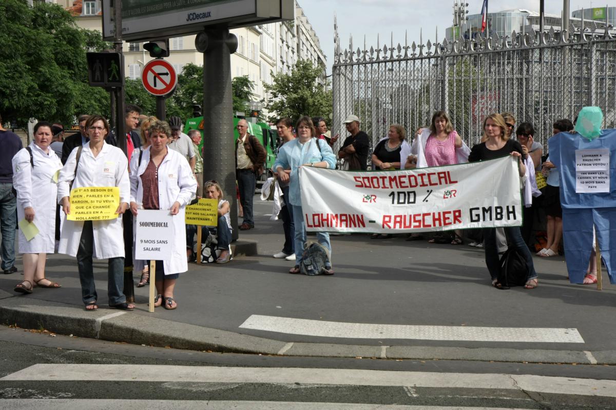 Rassemblement devant le ministère