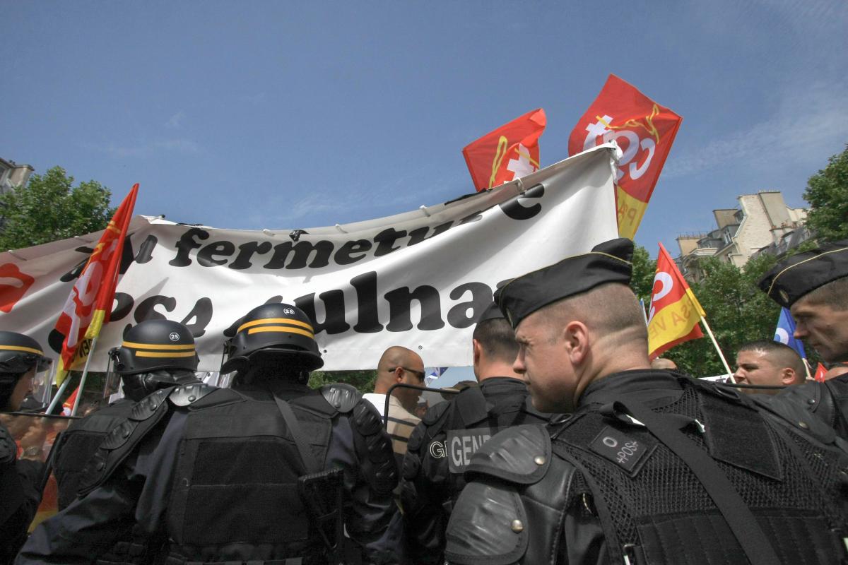 Barrage policier face à la manifestation