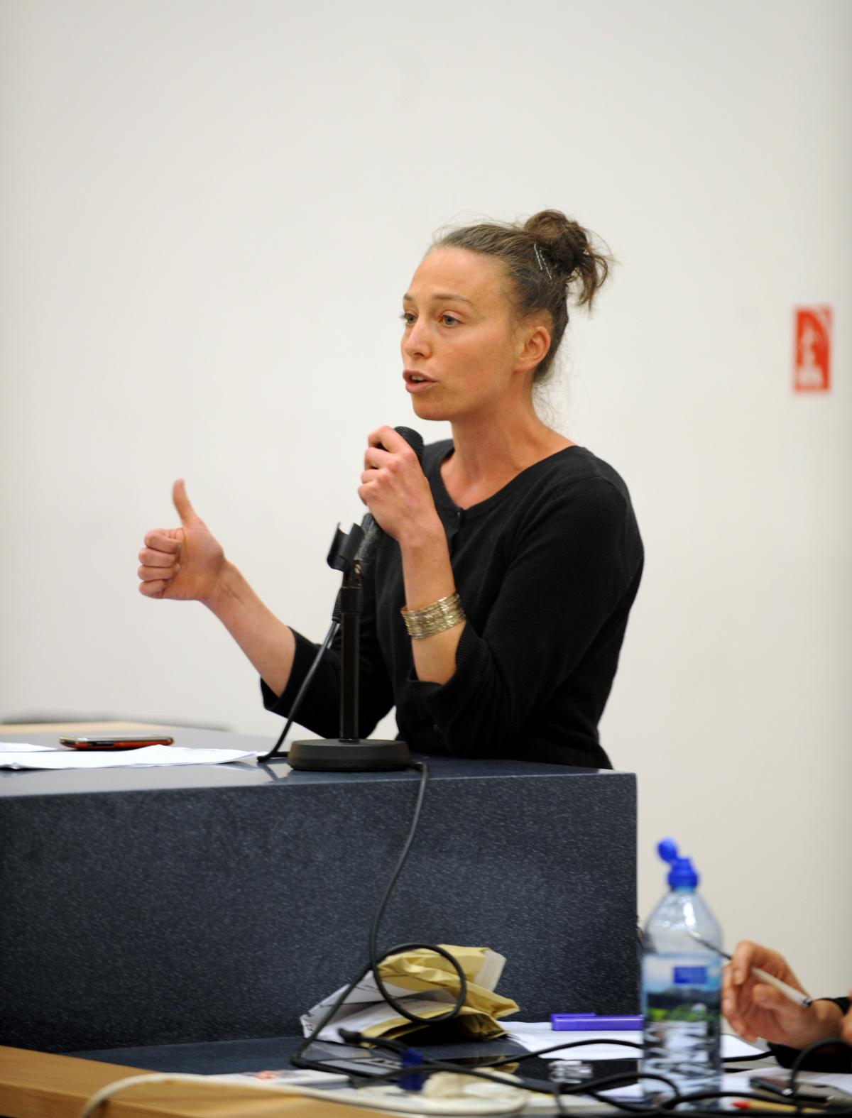 Intervenante du Cpn Conférence Nationale du Npa