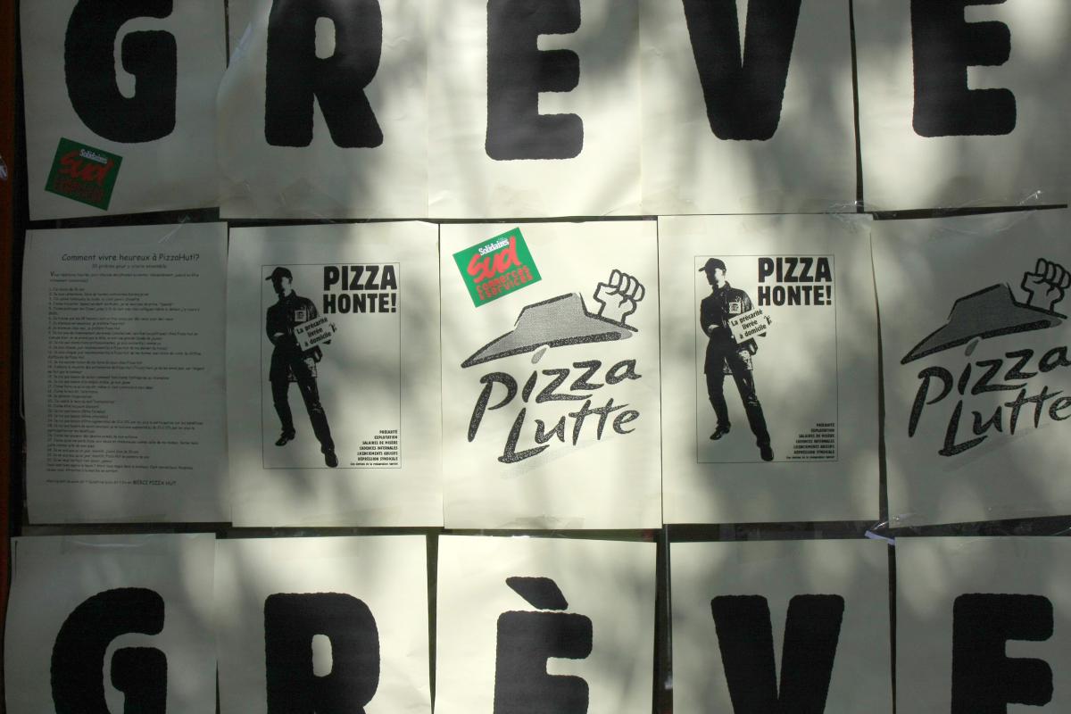 Affichettes GREVE sur la devanture du restaurant