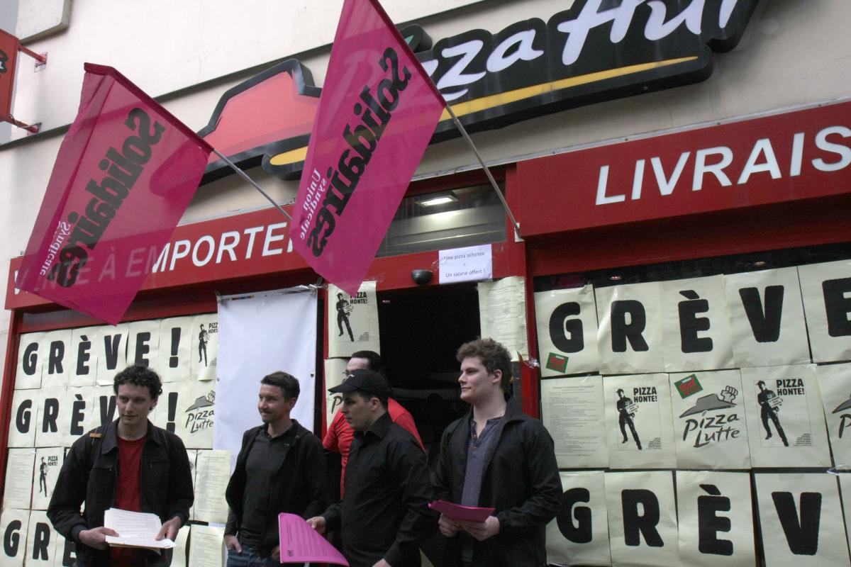 Olivier Besancenot avec les syndicalistes de SUD Pizza Hut devant le restaurant
