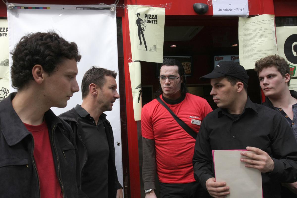 Olivier Besancenot avec les syndicalistes de SUD Pizza Hut devant le restaurant