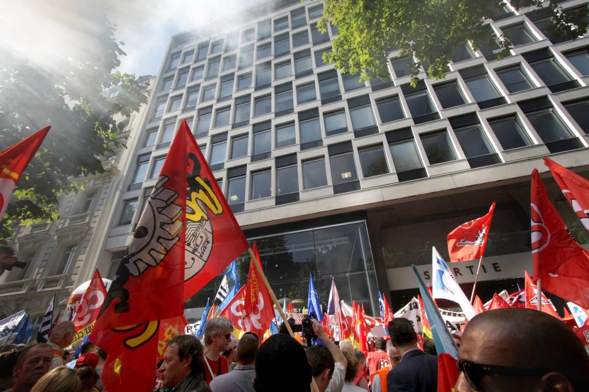Rassemblement devant le siège de PSA