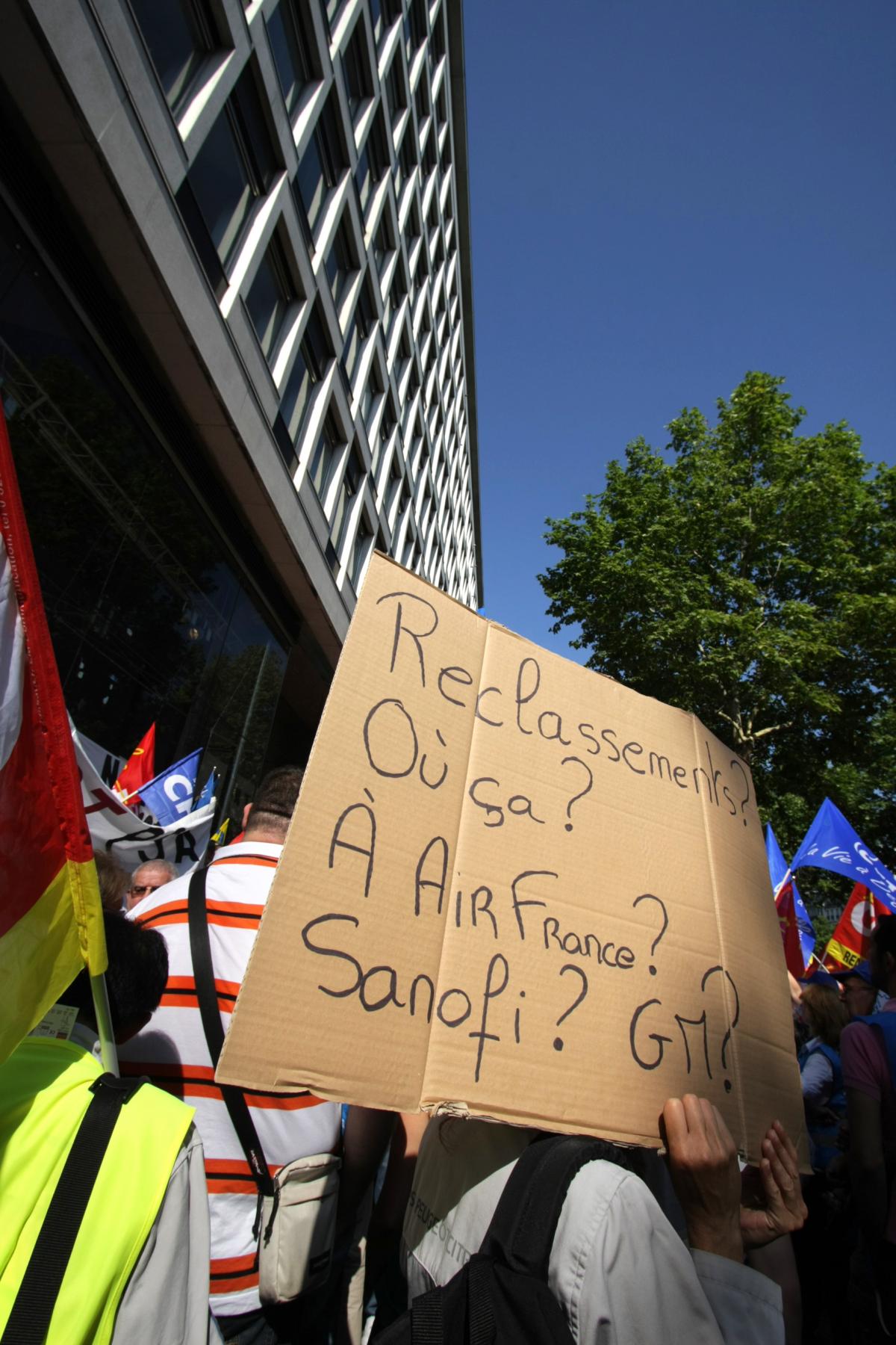 Pancarte Reclassement où ça? A Air France? Sanofi ? GM?