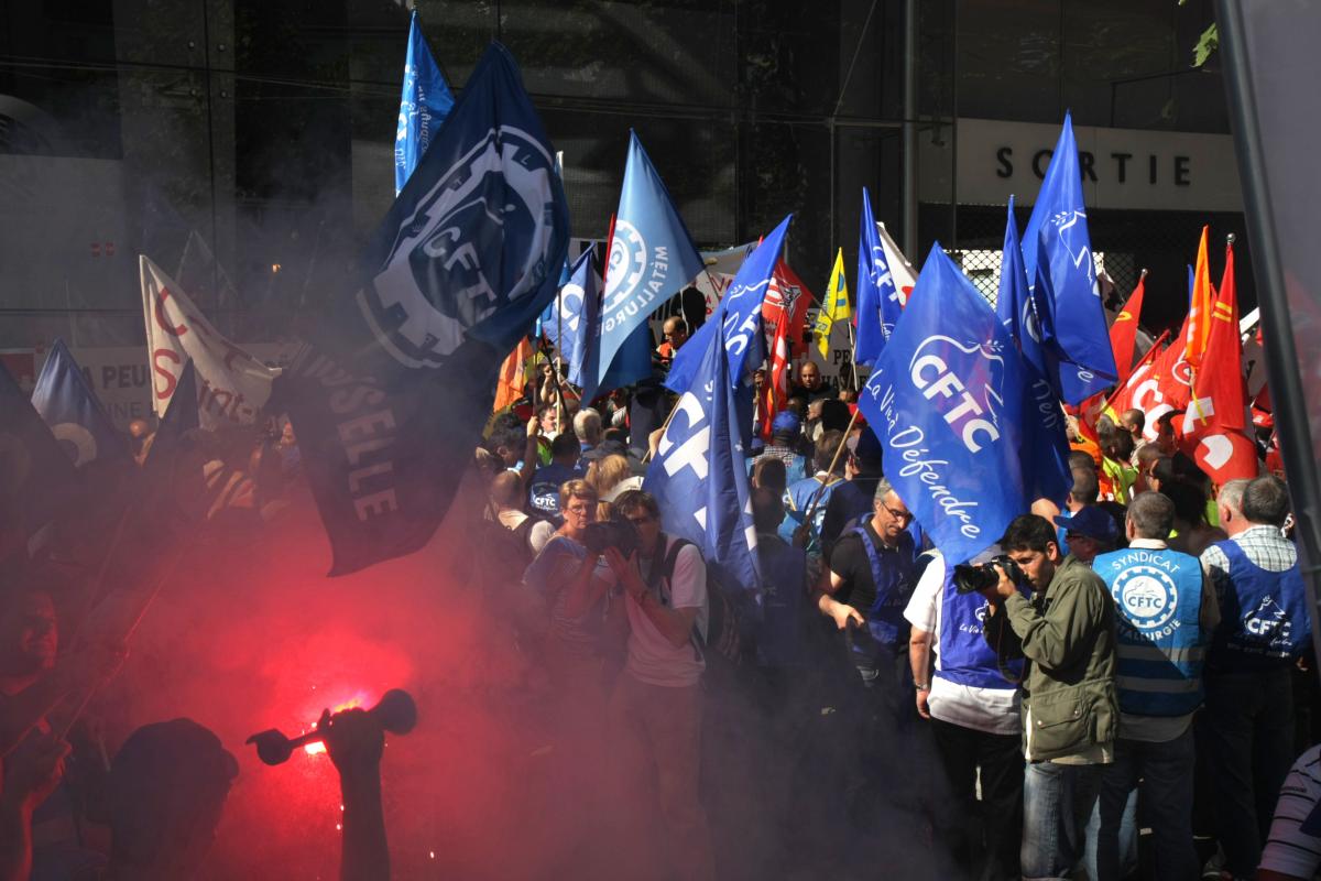 Rassemblement devant le siège de PSA