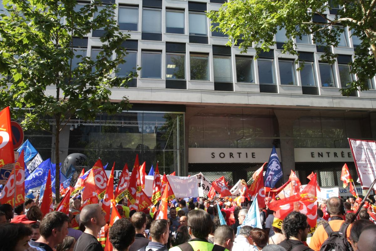 Rassemblement devant le siège de PSA