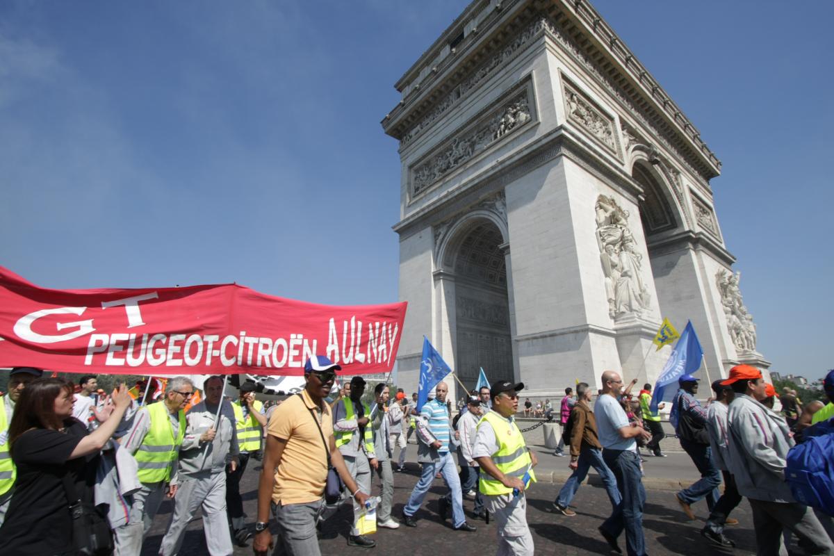Manifestation autour de l'Arc de Triomphe