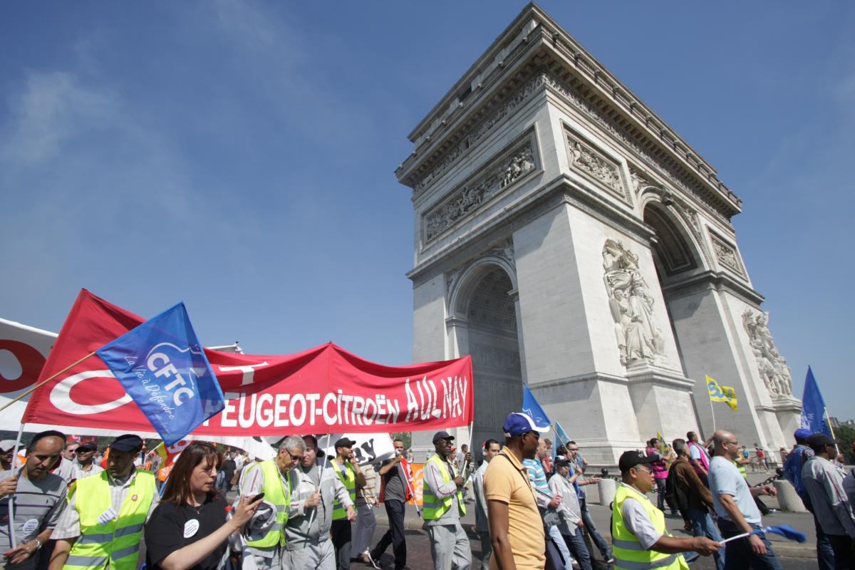 Manifestation autour de l'Arc de Triomphe
